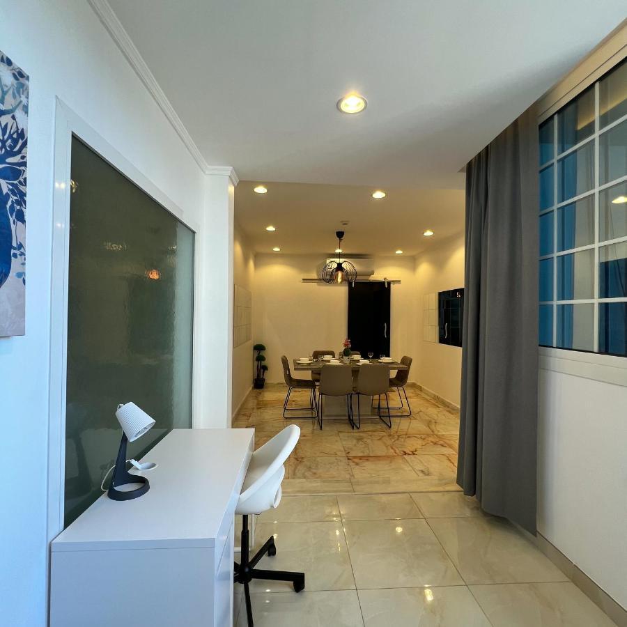 Urban Luxury Apartment *